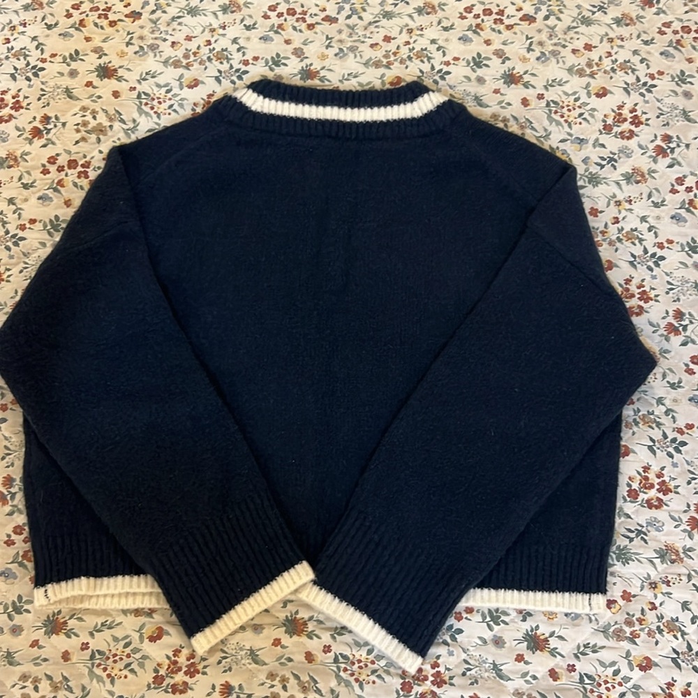 LAST CALL MAKE AN OFFER! Abercrombie & Fitch Sweater - Picture 2 of 3